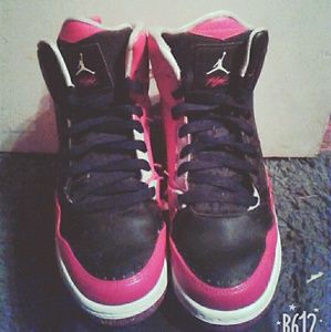 Jordans flight red n black shoes. Size 7!